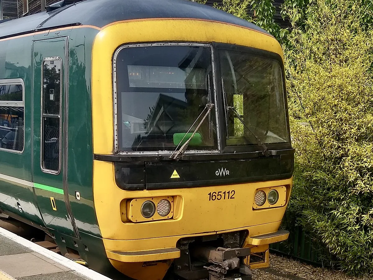 A green Great Western Railway train at the platform of Henley-on-Thames station