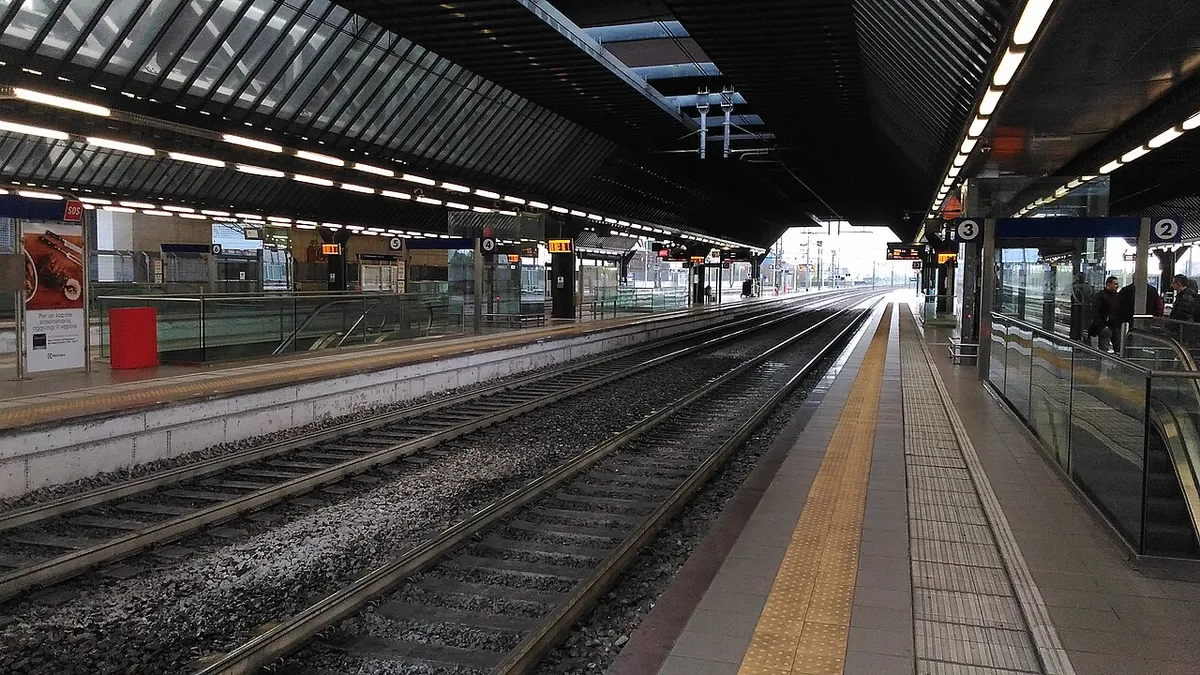 Platforms and tracks under the long roof of Rho-Fiera railway station